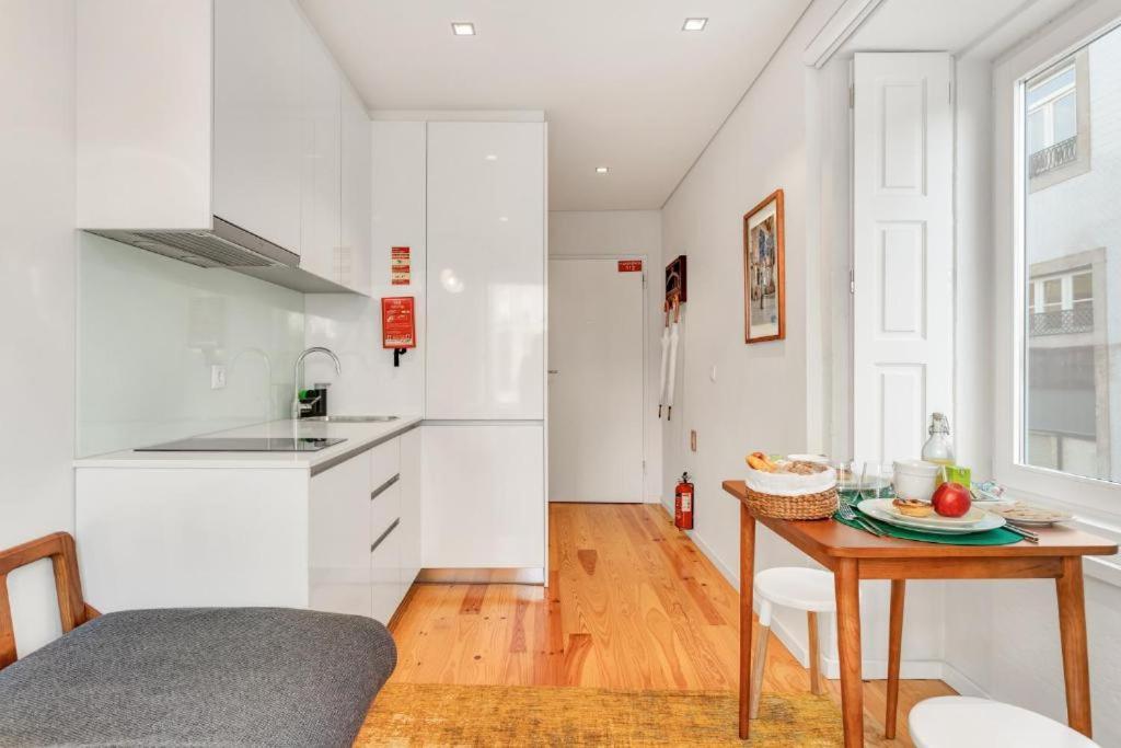 Host Wise - Lovely Shinny Flats With Balcony - Clerigos Porto Luaran gambar