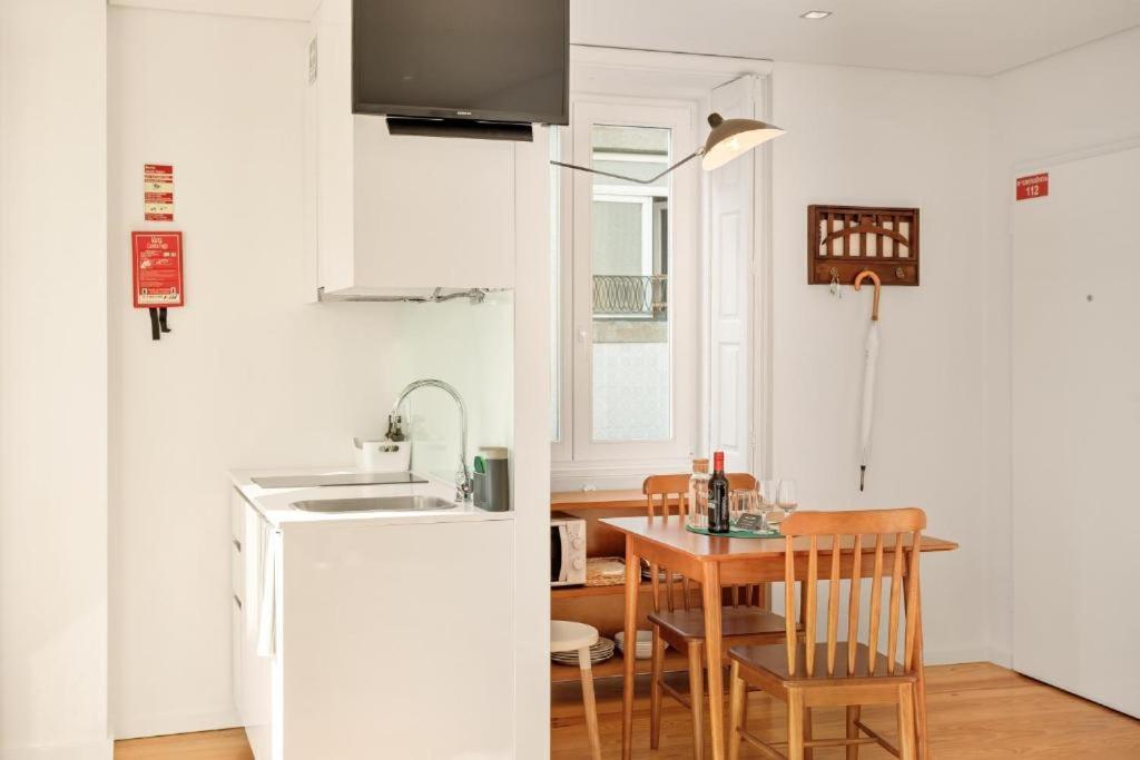 Host Wise - Lovely Shinny Flats With Balcony - Clerigos Porto Luaran gambar