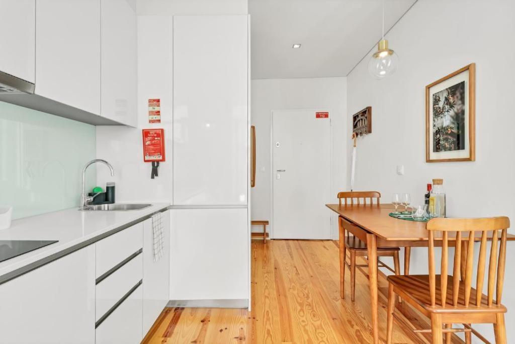 Host Wise - Lovely Shinny Flats With Balcony - Clerigos Porto Luaran gambar