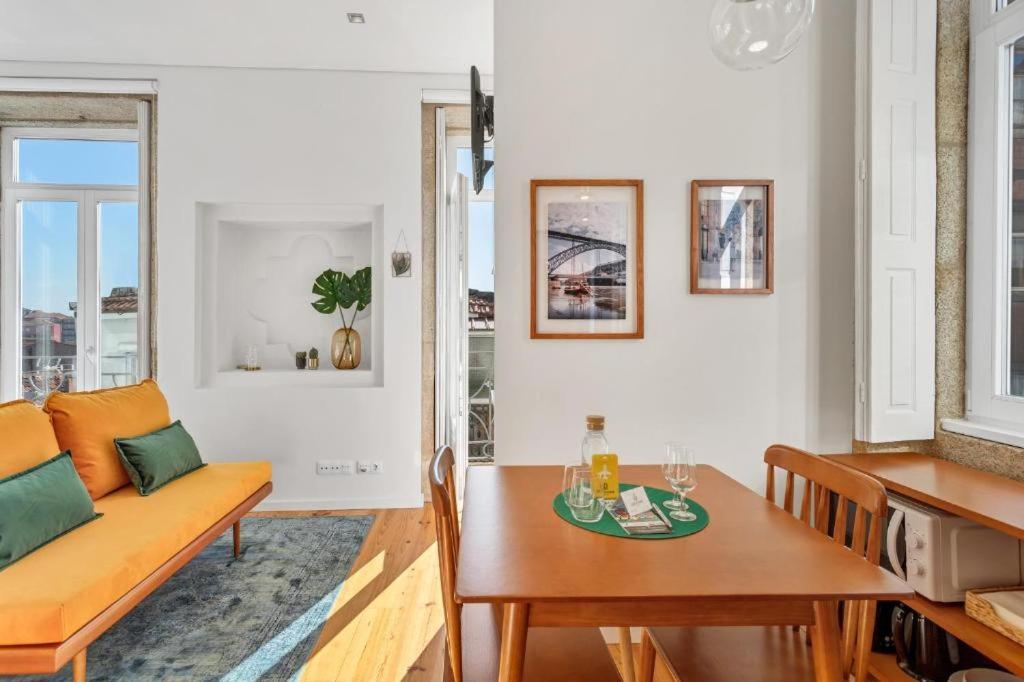 Host Wise - Lovely Shinny Flats With Balcony - Clerigos Porto Bilik gambar