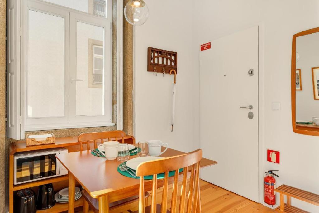 Host Wise - Lovely Shinny Flats With Balcony - Clerigos Porto Bilik gambar